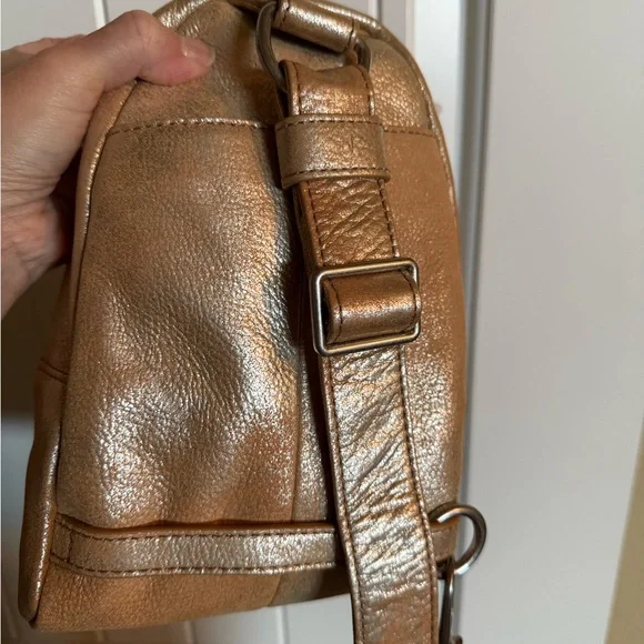 NWT HOBO Metallic Leather Fern Sling Bag - Picture 12 of 13
